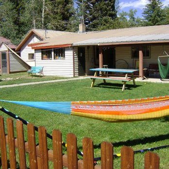 Wanderlust Hostel - Backyard - Hostels Near Me - Gunnison, Colorado
