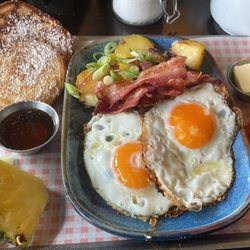 Mangold - ALL AMERICAN  zwei Pancakes I Ahornsirup I Früchte I zwei Spiegeleier I Röstkartoffeln I Bacon I TomatenI Butter I Weissbrot