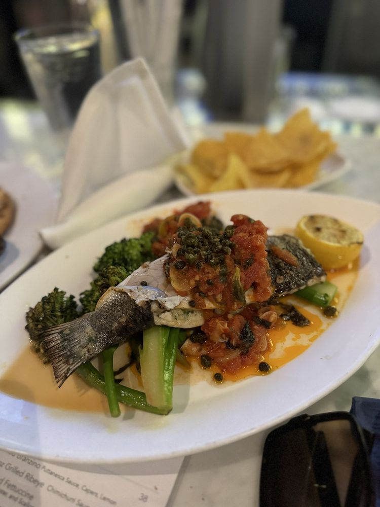 Hank’s Oyster Bar on the Wharf