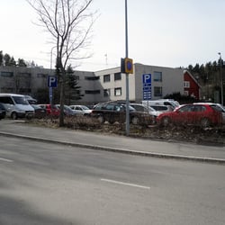 Samarian terveysasema - Espoontorilta on lyhyt matka Samariaan. Autoja pursuava pieni parkkipaikka on hyvä maamerkki.