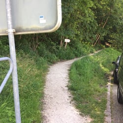 Kampfhäusl - Directly in front of the street sign, you will see this gravel path