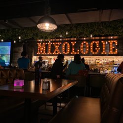 Shaker’s Cuisine & Mixologie - Bar area