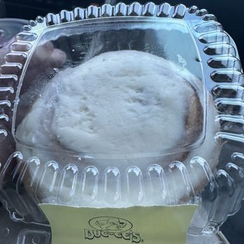 Buc-ee's - Cinnamon roll from bakery - Convenience Stores Near Me - Berthoud, Colorado