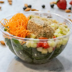 Mora Mora - Dr. Kale Kale, espinaca baby, quinoa, zanahoria, jitomate cherry y aguacate. Escoge tu aderezo favorito.