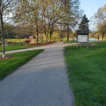 Des Peres Park - Nice walking paths - Parks Near Me - Des Peres, Missouri Des Peres Park - Nice walking paths - Parks Near Me - Des Peres, Missouri