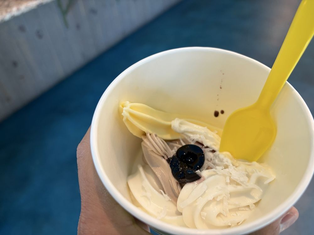 Yogurt Beach Logo