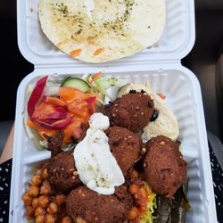 Cleopatra Cafe - Falafel Vegetable platter