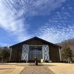 Eagle Mountain Vineyards & Winery - The entrance to the winery. Stunning