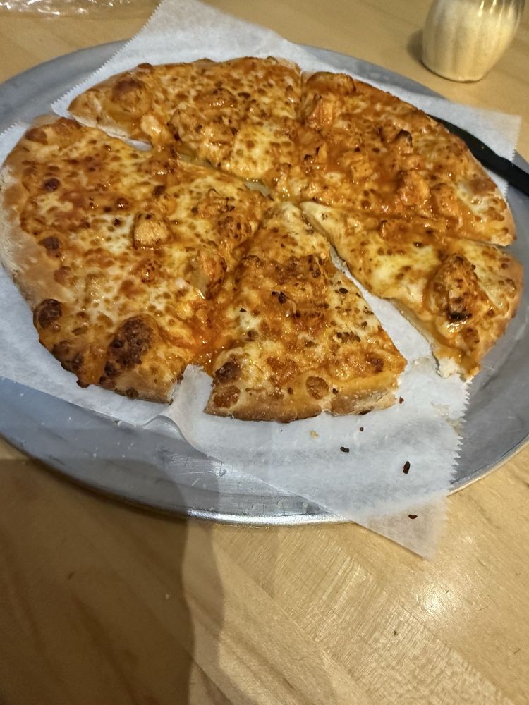 Manhattan Pizza Logo