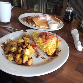 Hollywood Beach Cafe - Breakfast & Brunch Near Me - Oxnard, California