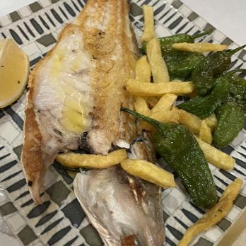 La Taberna - Grilled pescado y lemon con frites y peppas - Wine Bars Near Me - València, V La Taberna - Grilled pescado y lemon con frites y peppas - Wine Bars Near Me - València, V