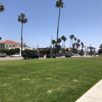 Bluff Park - The grass is clean and cut. - Parks Near Me - Long Beach, California Bluff Park - The grass is clean and cut. - Parks Near Me - Long Beach, California