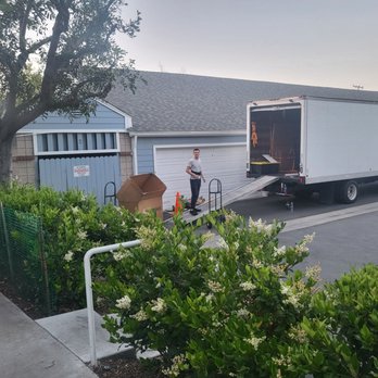 Level Up Movers - Moving truck parked perfectly - Movers Near Me - Los Angeles, California Level Up Movers - Moving truck parked perfectly - Movers Near Me - Los Angeles, California