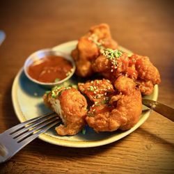 bodhi - Buffalo Wings Blumenkohl | Spicy Crust | Sriracha | BBQ Dip