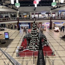 White Oaks Mall - Christmas set up