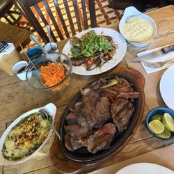 El Barrio de la Bocha - Pinaña , pure de papa, espinacas en crema, portobello, chimichirru.