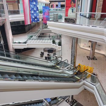 MacArthur Center - Empty, empty. - Shopping Centers Near Me - Norfolk, Virginia