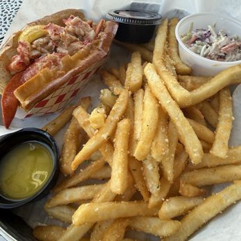 Tate’s - Lobster roll with truffle fries - Venues & Event Spaces Near Me - Middletown, Connecticut Tate’s - Lobster roll with truffle fries - Venues & Event Spaces Near Me - Middletown, Connecticut