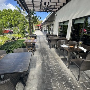 Nour Thai Kitchen - Beautiful outdoor seating area - Thai Near Me - Oakland Park, Florida