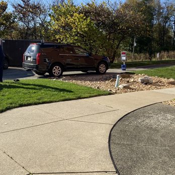 Inn at Mountainview - Private parking blocking the overflow parking so the rest of us had to park in the street and on the grass??? - Hotels Near Me - Greensburg, Pennsylvania