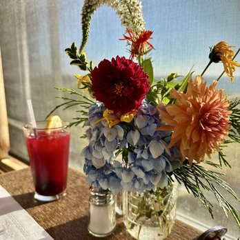 Roseanna's Cafe - Nice flower arrangement on the table - Seafood Near Me - Oceanside, Oregon Roseanna's Cafe - Nice flower arrangement on the table - Seafood Near Me - Oceanside, Oregon