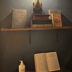 Peninsula - Restroom decor - IG @bougiefoodieboi