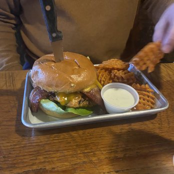 Griff's BBQ & Grill - Bacon cheeseburger- sweet fries - American Near Me - Copperopolis, California