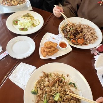 Sunny Thai - Pad see ew (bottom dish) - Thai Near Me - Arlington, Texas Sunny Thai - Pad see ew (bottom dish) - Thai Near Me - Arlington, Texas