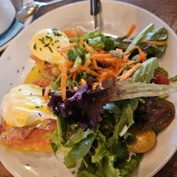 The Lowery Bar & Kitchen - Poached eggs with salmon - New American Near Me - Sunnyside, New York The Lowery Bar & Kitchen - Poached eggs with salmon - New American Near Me - Sunnyside, New York