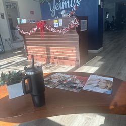 Yeimy's Dominican Hair Studio - Waiting area| Saturday at the salon