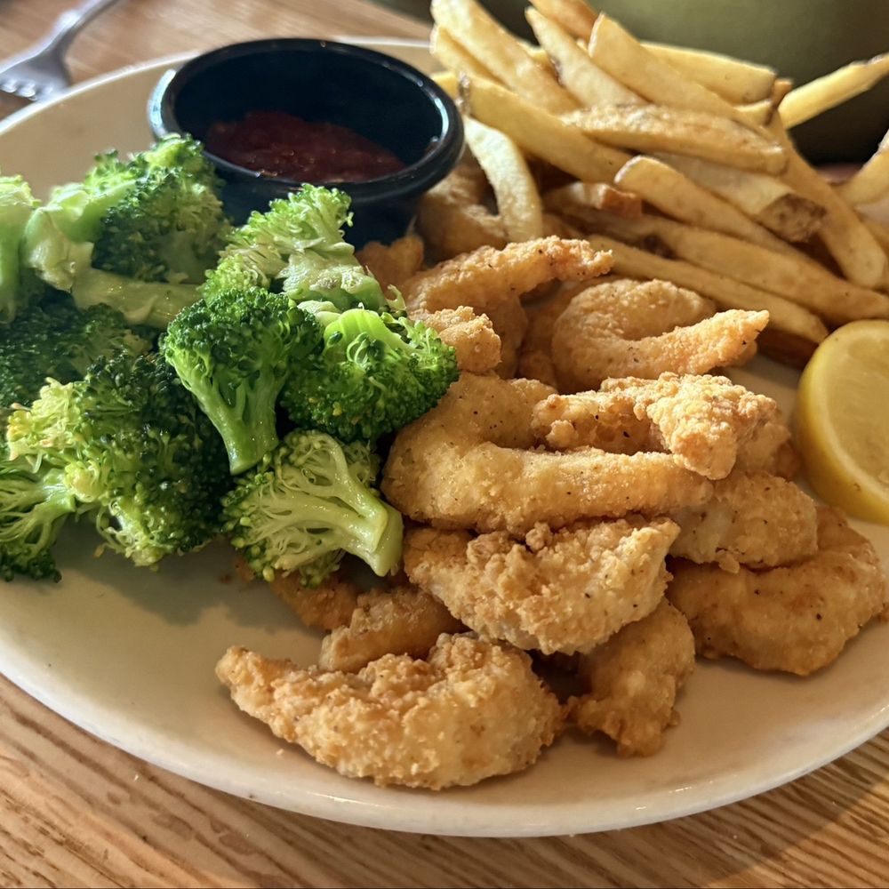 Applebee's Grill + Bar - Fried shrimp with broccoli and french fries. - American Near Me - Gallup, New Mexico Applebee's Grill + Bar - Fried shrimp with broccoli and french fries. - American Near Me - Gallup, New Mexico