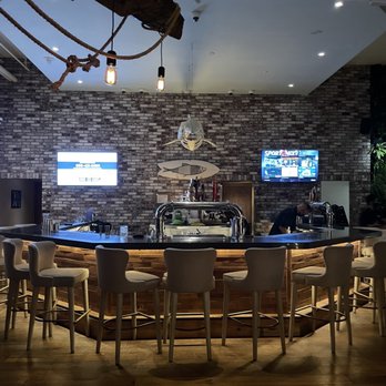 Herringbone Waikiki - Bar - Seafood Near Me - Honolulu, Hawaii