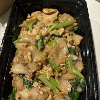 Thai Food Addict - Chicken Pad See Ew / Stir-Fry Flat Noodles - Thai Near Me - Helmetta, New Jersey