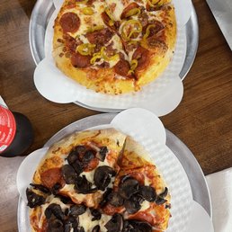 Top: pepperoni banana peppers Bottom: pepperoni (extra) mushrooms Top: pepperoni banana peppers Bottom: pepperoni (extra) mushrooms