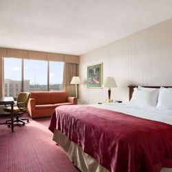 Days Inn & Suites by Wyndham Elyria - Guest room