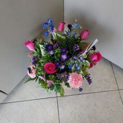 Dhuns Poway Florist - This ugly arrangement they sent and failed to correct