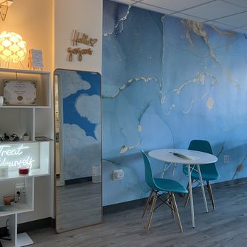 Skyluxx - Cute seating area with tables and chairs. - Coffee & Tea Near Me - Tempe, Arizona