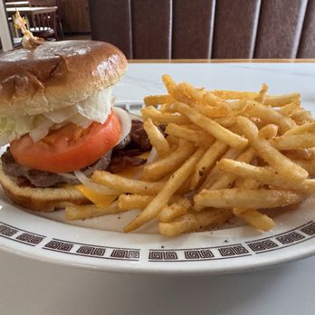 Kaua’i Diner - Best burger and fries to be found on the island. Great value! - Breakfast & Brunch Near Me - Lihue, Hawaii