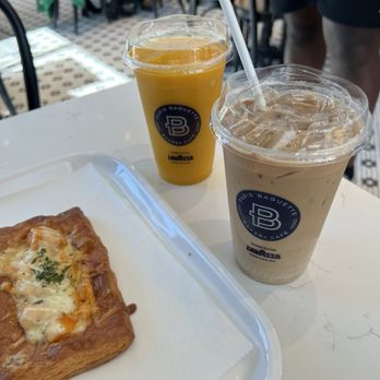 Paris Baguette - Mango smoothie and vanilla iced latte - Coffee & Tea Near Me - Herndon, Virginia Paris Baguette - Mango smoothie and vanilla iced latte - Coffee & Tea Near Me - Herndon, Virginia