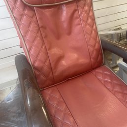 Dirty chairs that look like they have never been cleaned. Nor did I ever see anyone sanitize any chair or bowel after someone left.
