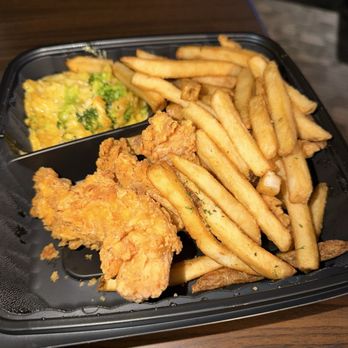 Cheddar's Scratch Kitchen - Tenders, fries, & broccoli & cheddar casserole - Comfort Food Near Me - Newport News, Virginia