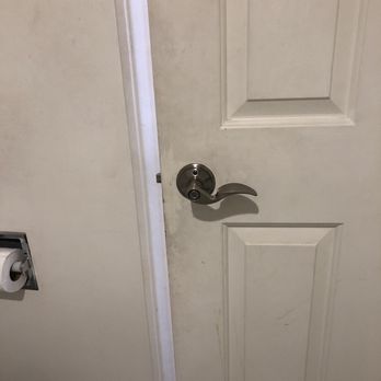 Gardena Terrace Inn - Dirty and broken doors - Hotels Near Me - Gardena, California
