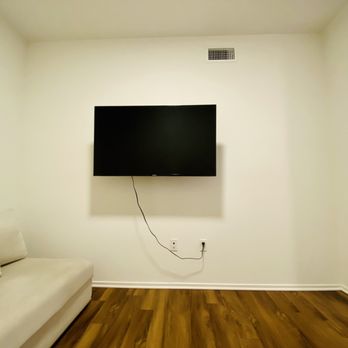 Handeejoe - Completely off center 50" tv. Hell, the outlets are centered to the wall, he couldn't even match those! Ridiculous! - Handyman Near Me - San Diego, California Handeejoe - Completely off center 50" tv. Hell, the outlets are centered to the wall, he couldn't even match those! Ridiculous! - Handyman Near Me - San Diego, California