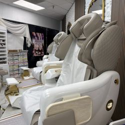 NAIL BAR - Shop is very Beautiful & makes you feel like a Princess or Queen