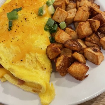 Bob Evans - Omelette with fried potatoes - Breakfast & Brunch Near Me - Hebron, Ohio
