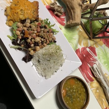 Antojitos Veganos - Pastelon, ensalada de granos, arroz con cilantro y pitipuá guisados - Vegan Near Me - Bayamón, Puerto Rico