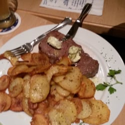 Restaurant Tennishalle Zum Postpfad - Rumsteak medium mit Bratkartoffeln.