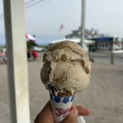Aunt Carrie's Ice Cream - Caramel truffle