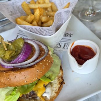 Taverna - Burger - Italian Near Me - Austin, Texas