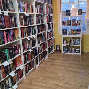 The Novel Neighbor - Books, Mags, Music & Video Near Me - Webster Groves, Missouri